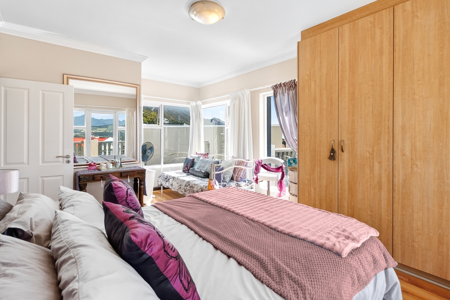 5 Bedroom Property for Sale in Mountainside Western Cape